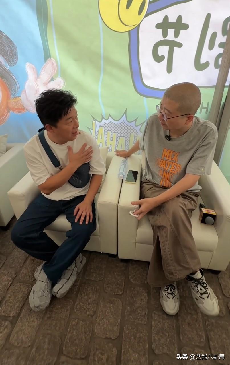 黄渤告诉李诞：“你很难想象，在90年代，一晚上一桌消费一万多！”
近日，李诞对谈