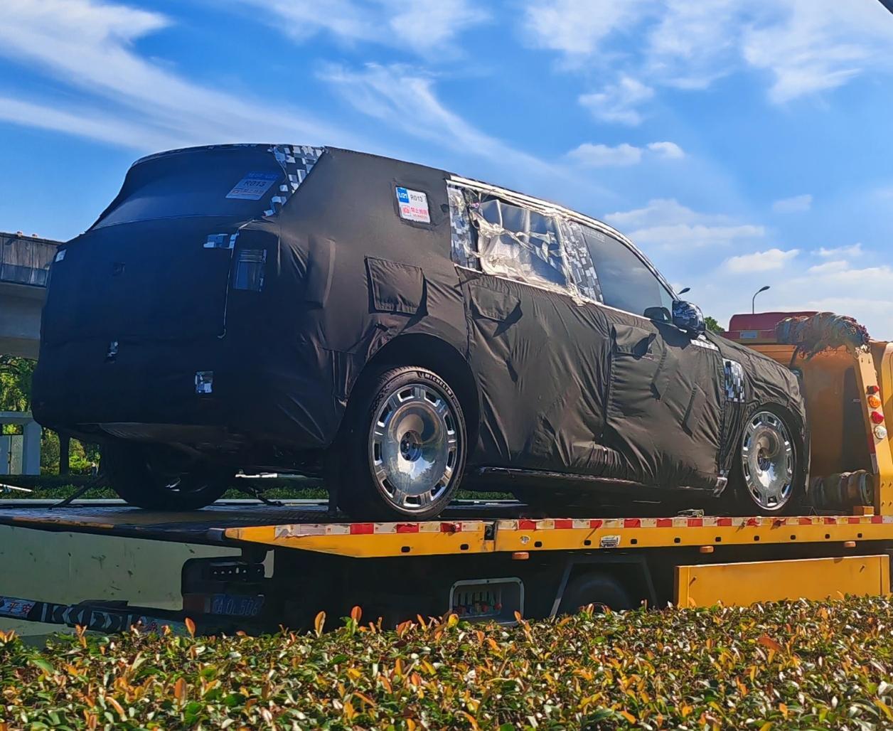 尊界SUV M800测试车又现身了，都用上大饼轮毂测试了，看来进度应该在末期了。
