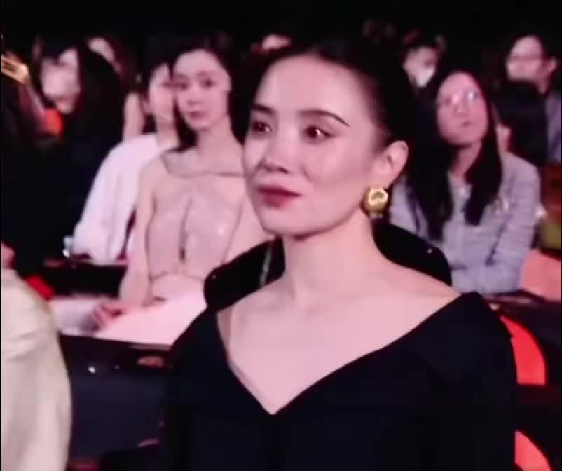 好大气明媚的长相啊！怪不得姐姐坐的是c位 岁月不败美人，好美的一颗头骨...