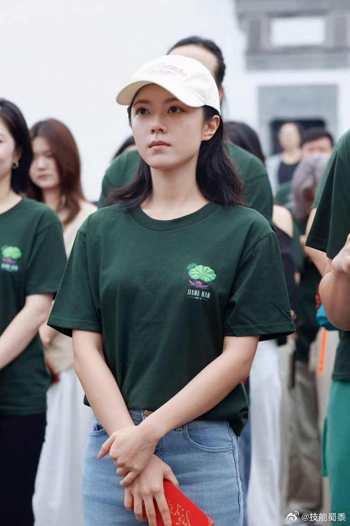 赵今麦这手臂线条麦麦的健身真的没有白费！手臂线条紧实流畅，充满力量感，一遍遍打磨