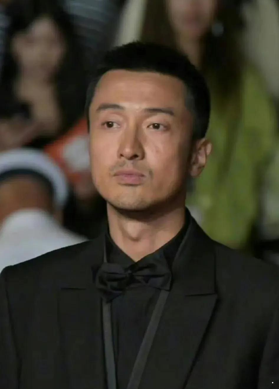 王传君太让人意外了！5月25日，王传君和章子怡一同去戛纳红毯后，大家惊奇的发现他