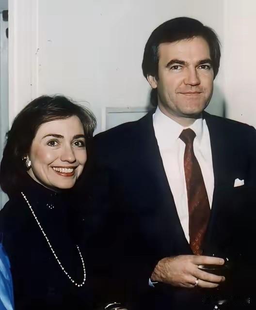 希拉里身边的这个男子，和第二张图片中的这个男子是不是一个人？虽然不敢判断到底是不