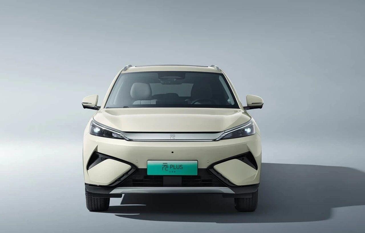 年度最硬核的广告得主比亚迪元PLUS时间回到3月1日，中东的局势依然紧张。一枚导