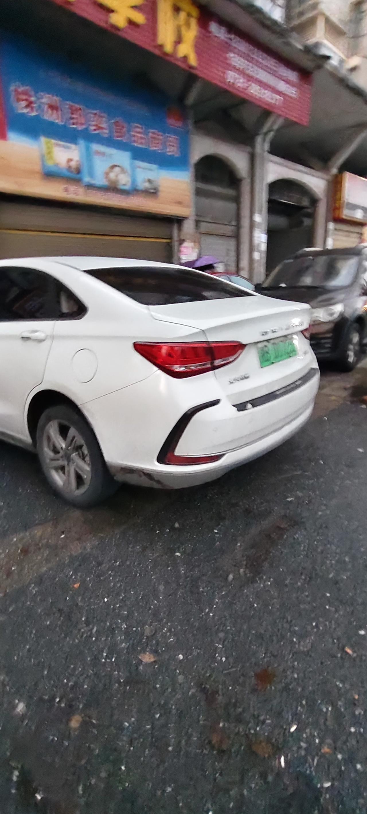 霸道乱停，行人无路可走
人行道变成免费停车场，随意乱停，不给行人走路的空间。这些