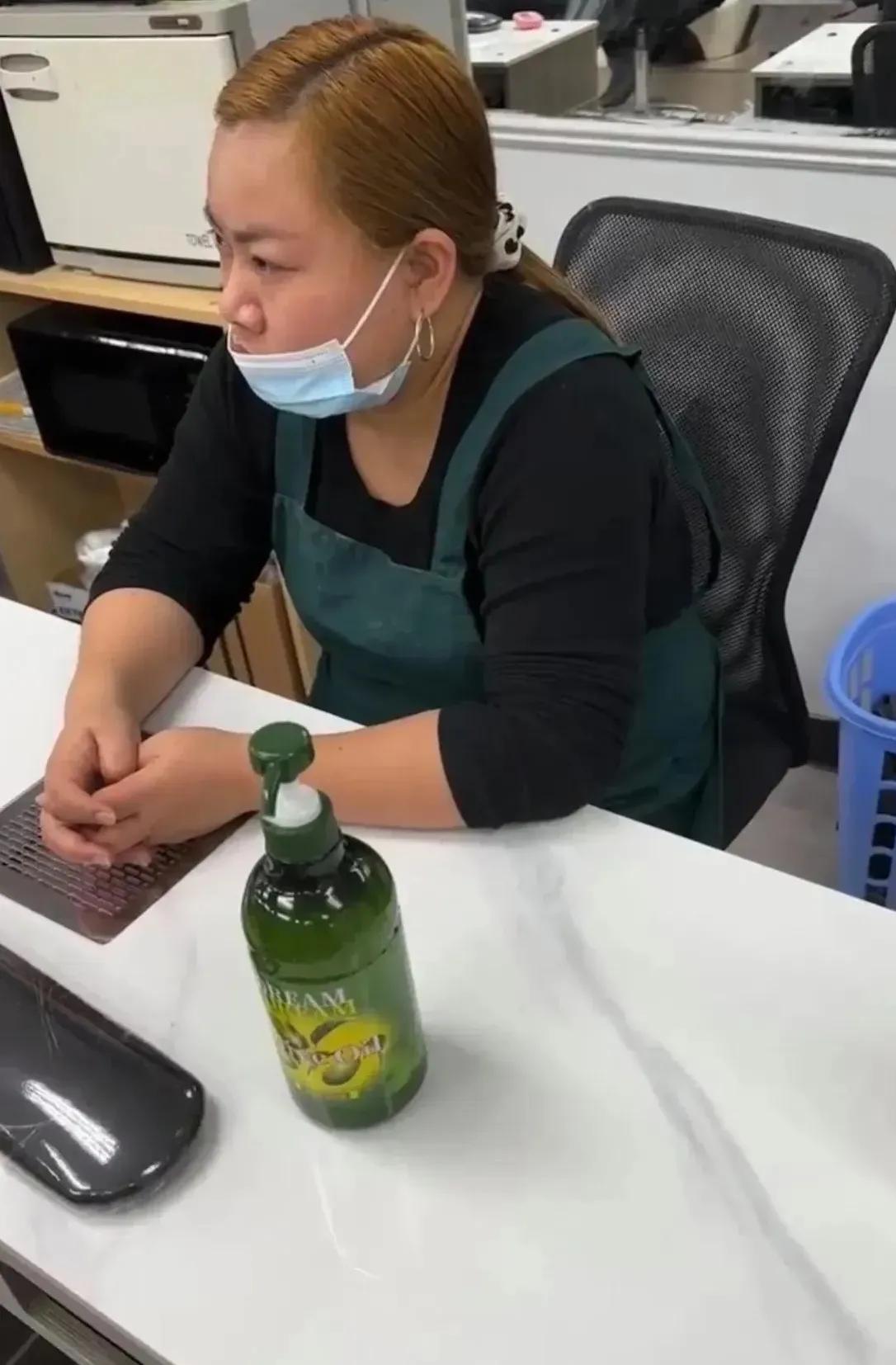 凤姐工作闲暇之时…
如果凤姐不去美国，也许早就财富自由了…
她还会回国吗？