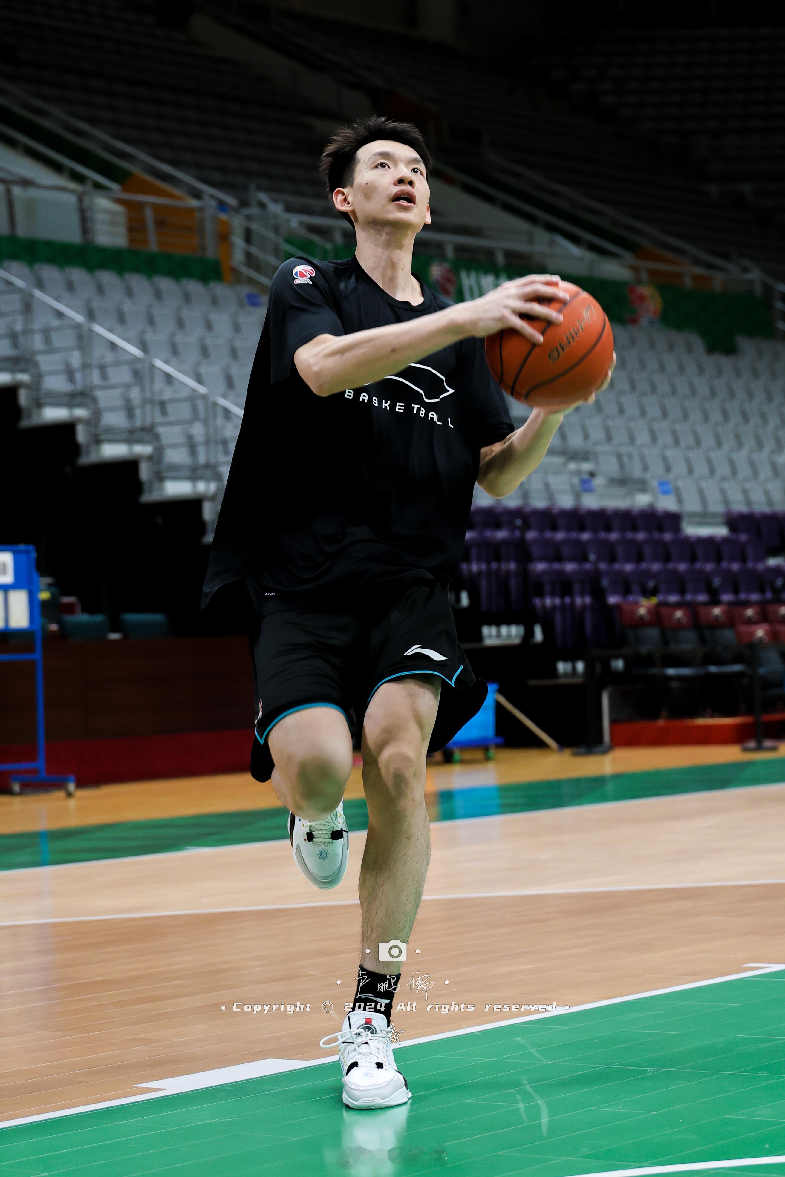 左滑｜帮杨芮完成一次飞扣！ 