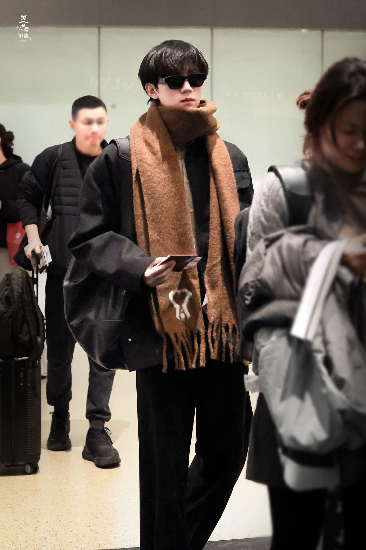 周翊然周翊然的大宽肩很曼妙周翊然巴黎时装周见！ 