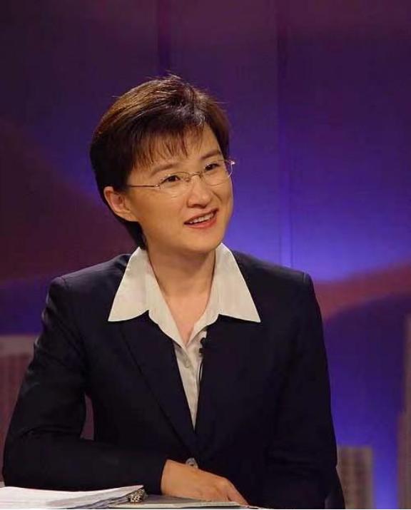 “你应该滚出主持界，你根本不配成为一名主持人！”央视女主持人董倩被网友怒斥，究竟