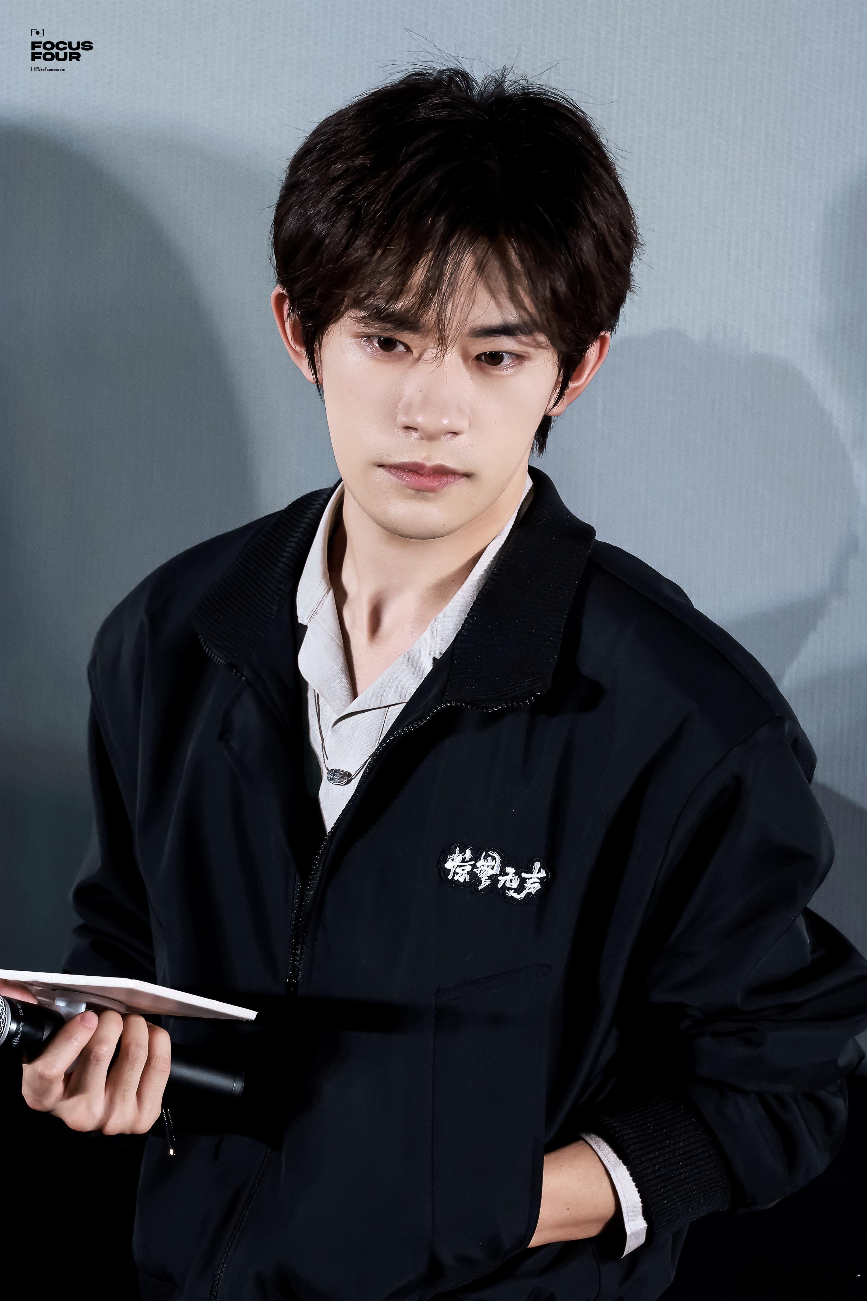 易烊千玺笑得人心都化了谁能拒绝这么温柔的易烊千玺！听到小朋友要写惊蛰无声进寒假作