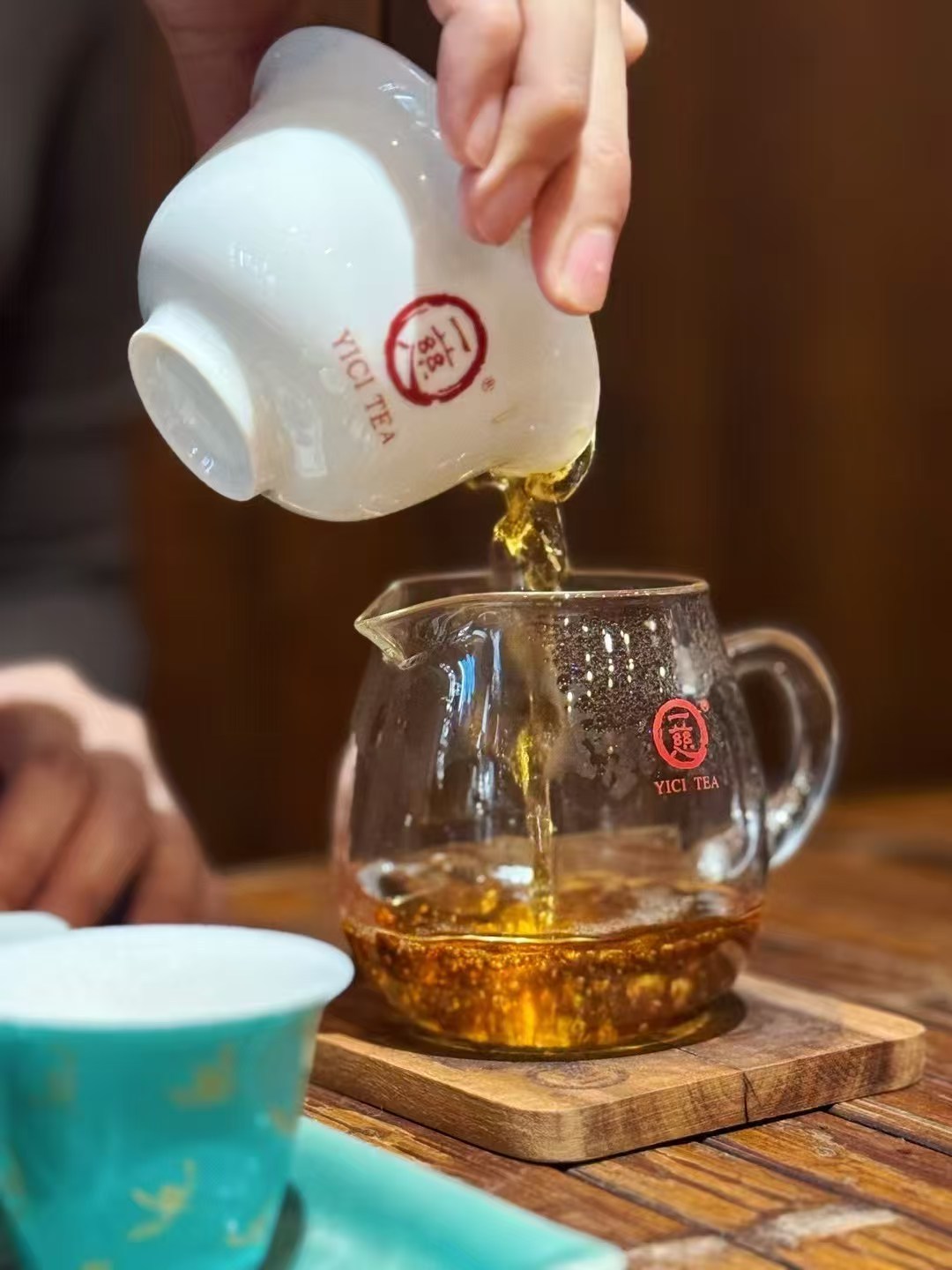 品茶赏器交友  茶，没有华丽的外表，没有浓郁刺鼻的香气，它只是静静地躺在茶杯之中