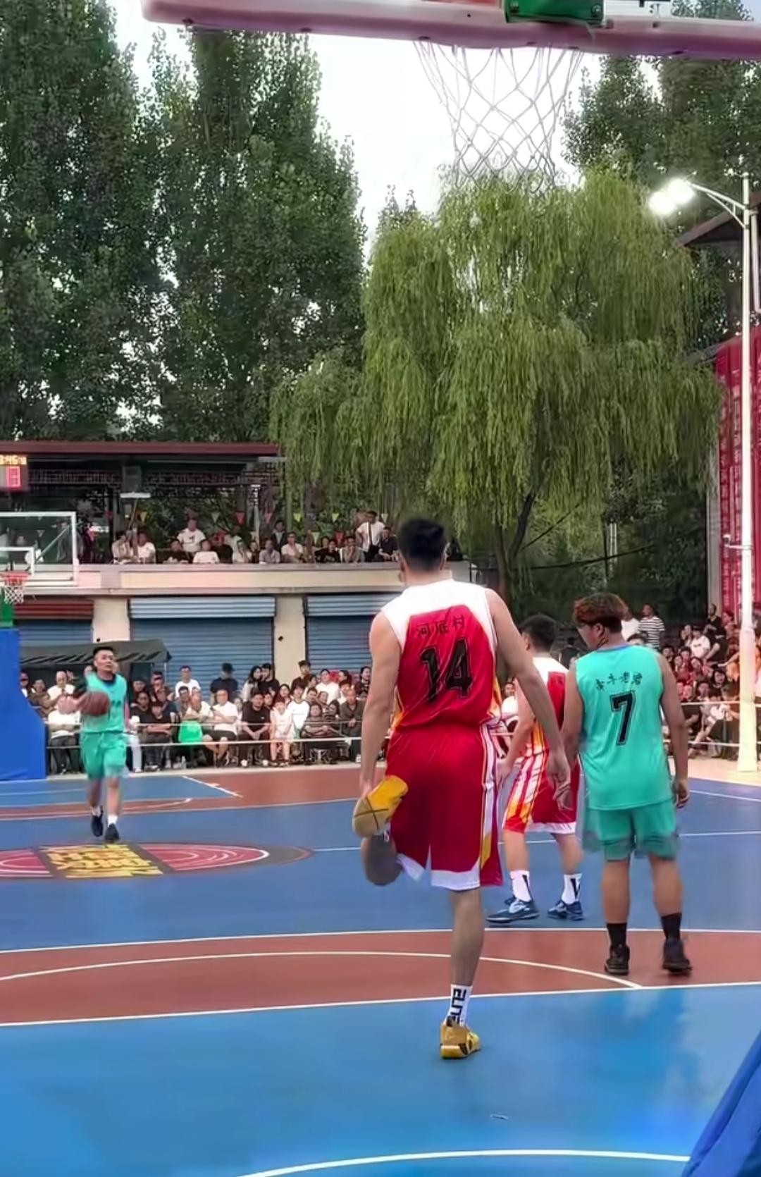 CBA的知名球员王少杰，
到山西阳泉去打村BA了，
王少杰跟广东东莞的合同也结束