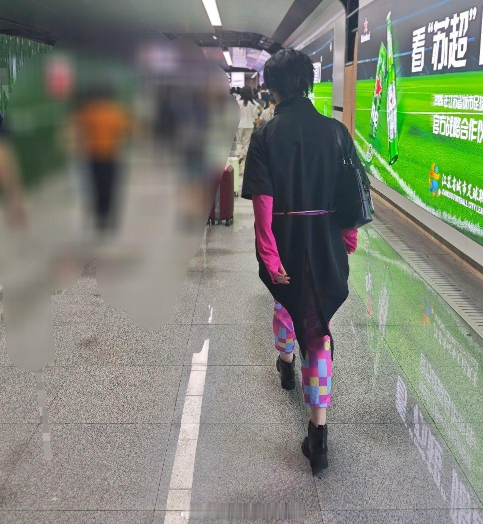 刚下无锡高铁站还没出站就看到个帕拉德[笑cry] ​​​