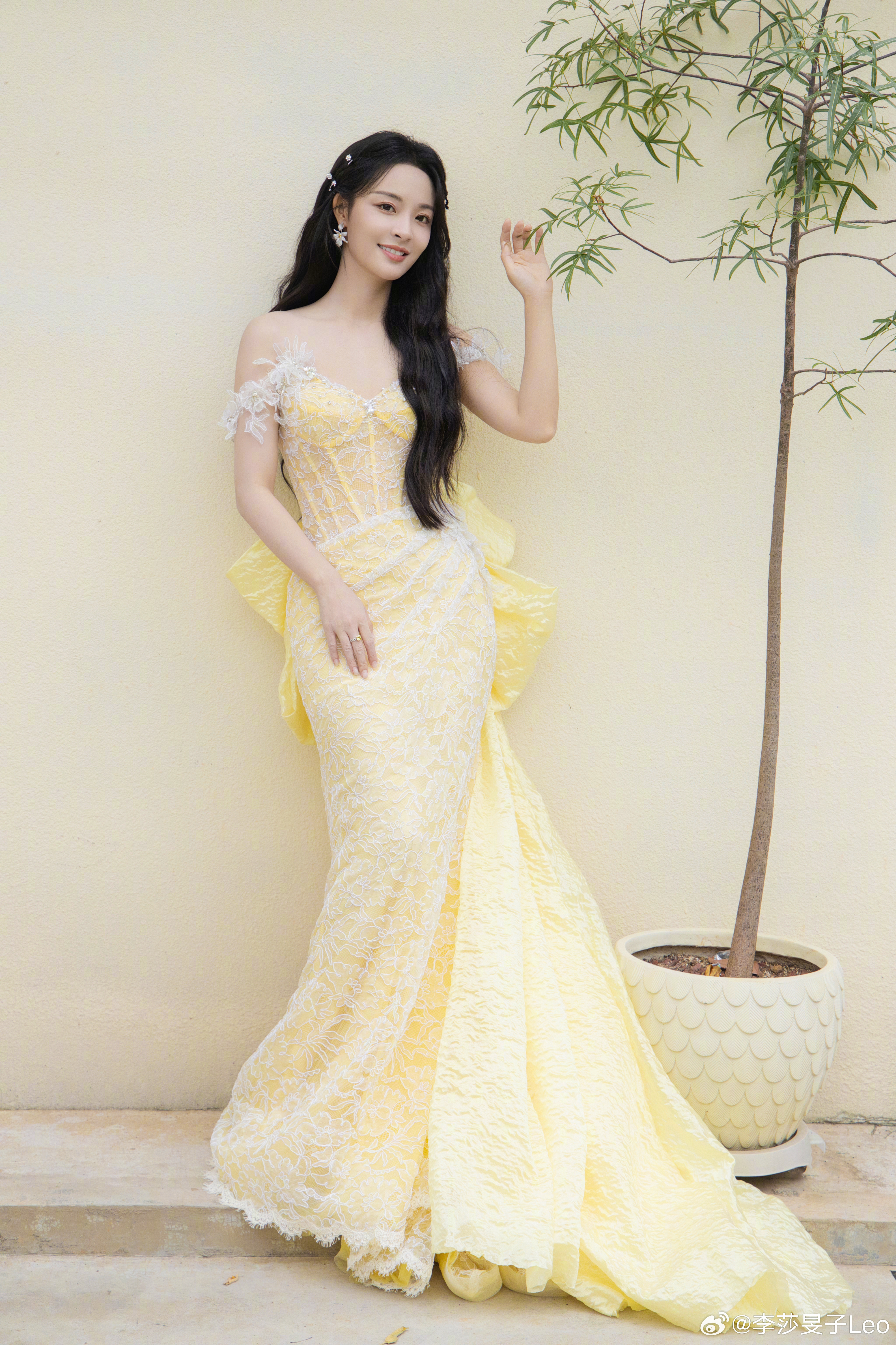 李莎旻子  淡黄色的长裙 