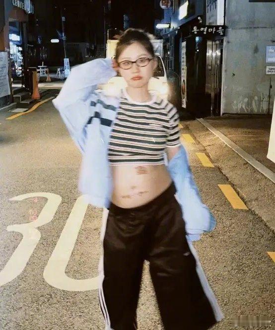 #金靖孕7个月暴走4天#金靖此次晒出的照片里，她穿着露腰款式look，又甜又辣。