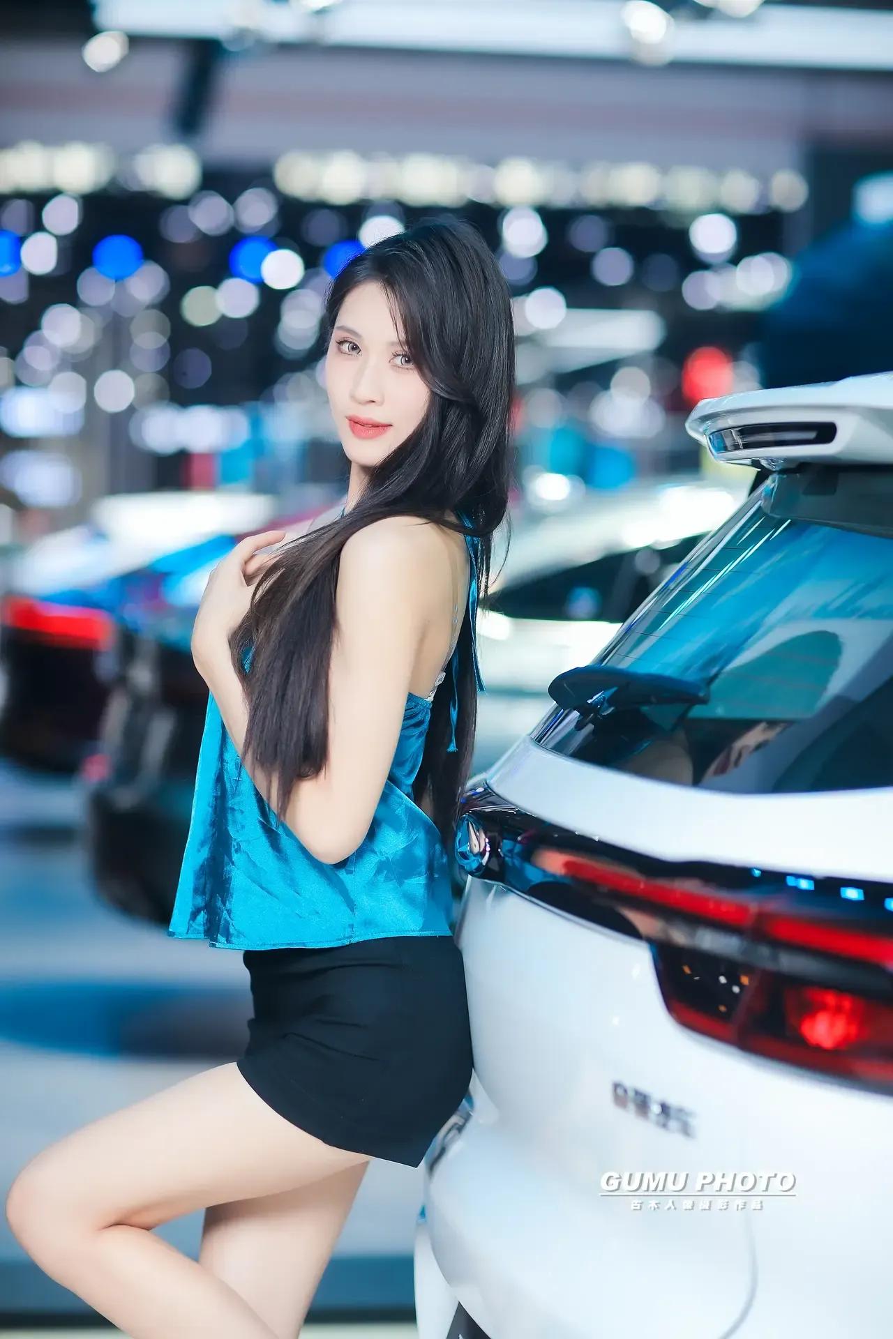 车展之上，美女车模往往会成为吸引众人目光的焦点。就拿新生代车模张芮尔来说，她本名