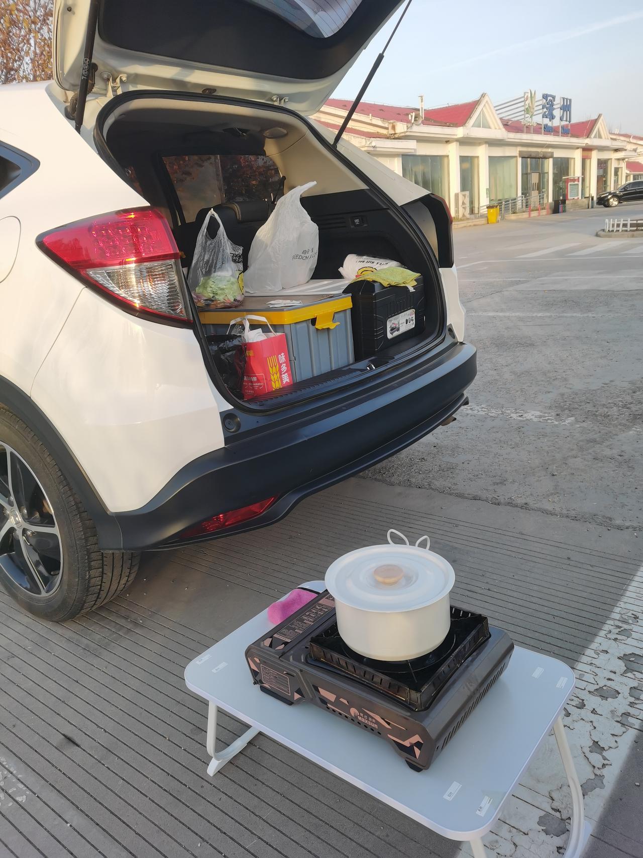 下午1点从燕郊上高速，一路往前开，到河北深州服务区停下做晚饭～ 吃完接着赶路，又