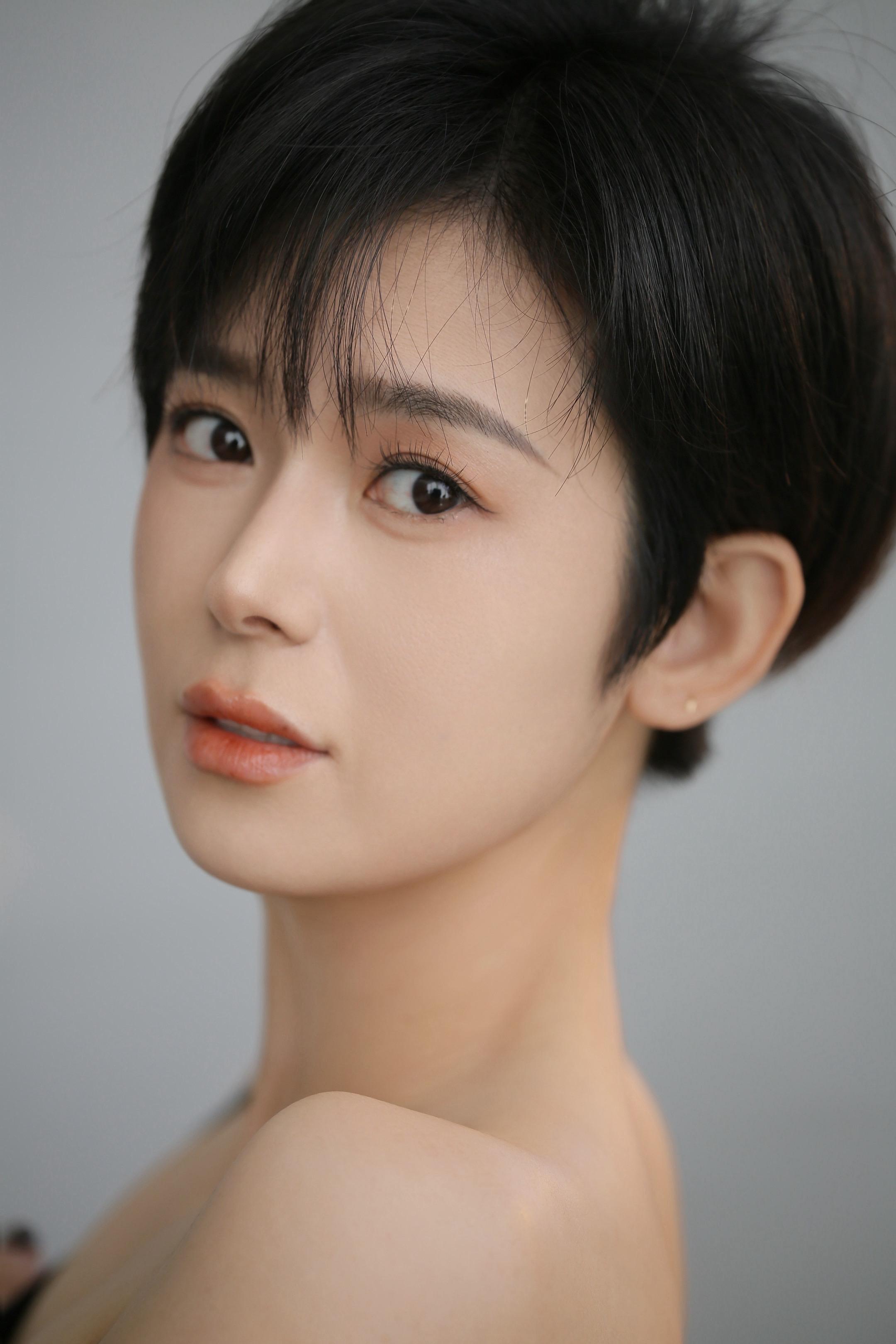 敬生活的暗淡 也敬人间的灿烂 敬旧年不易 敬新年可期