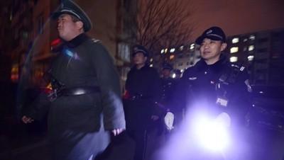 保安这行，工资不高，但人特别多。
不少六十岁以上的老人，都靠这个挣点钱。
不是不