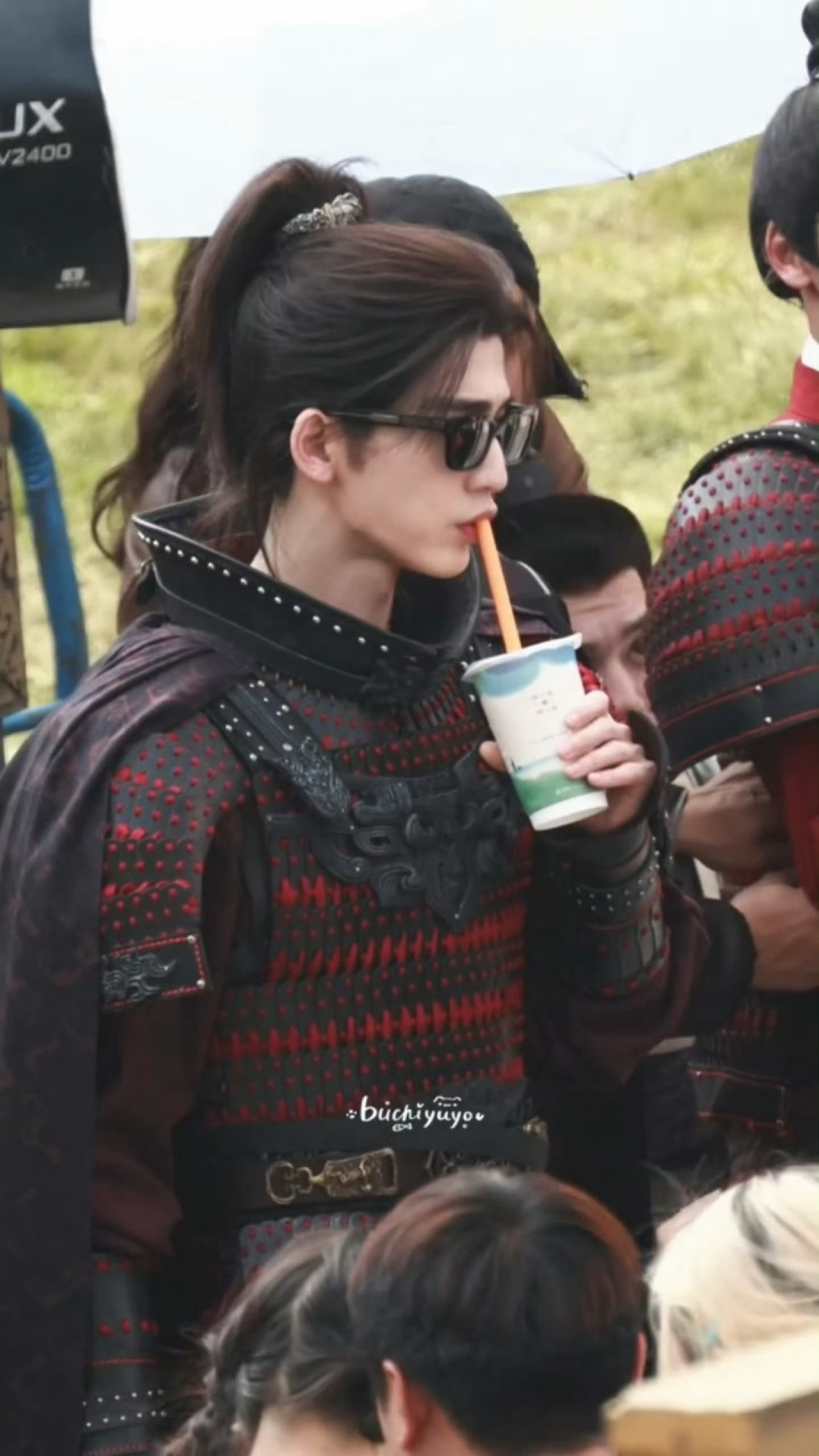 古人工作累了也要点杯奶茶奖励下老己 哞张凌赫你喝的啥奶茶加什么小料 