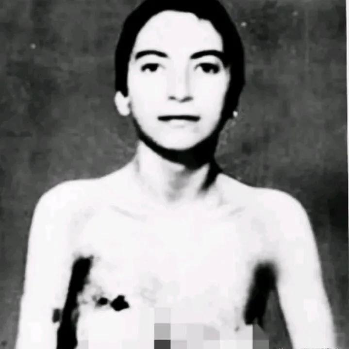 一张让人不寒而栗的照片！拍摄于1942年的纳粹集中营。照片中，一个犹太女人沦为纳
