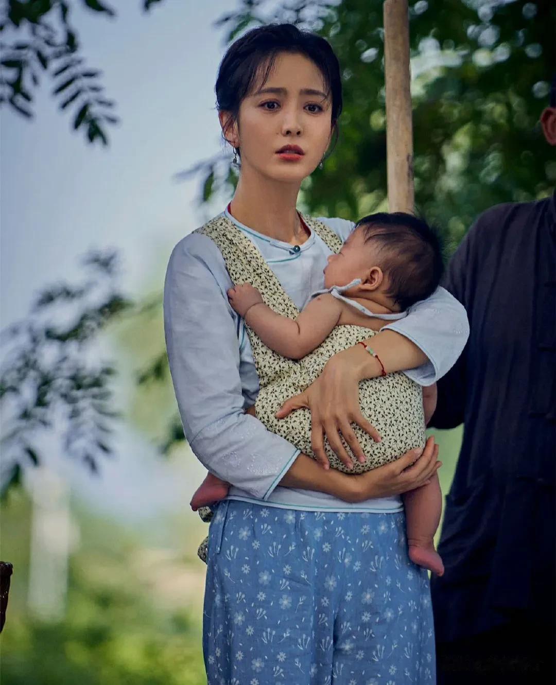 现在的年代剧过于精致。
特别是谍战剧也要把服化道弄得精美华丽，演员妆容精致，不管