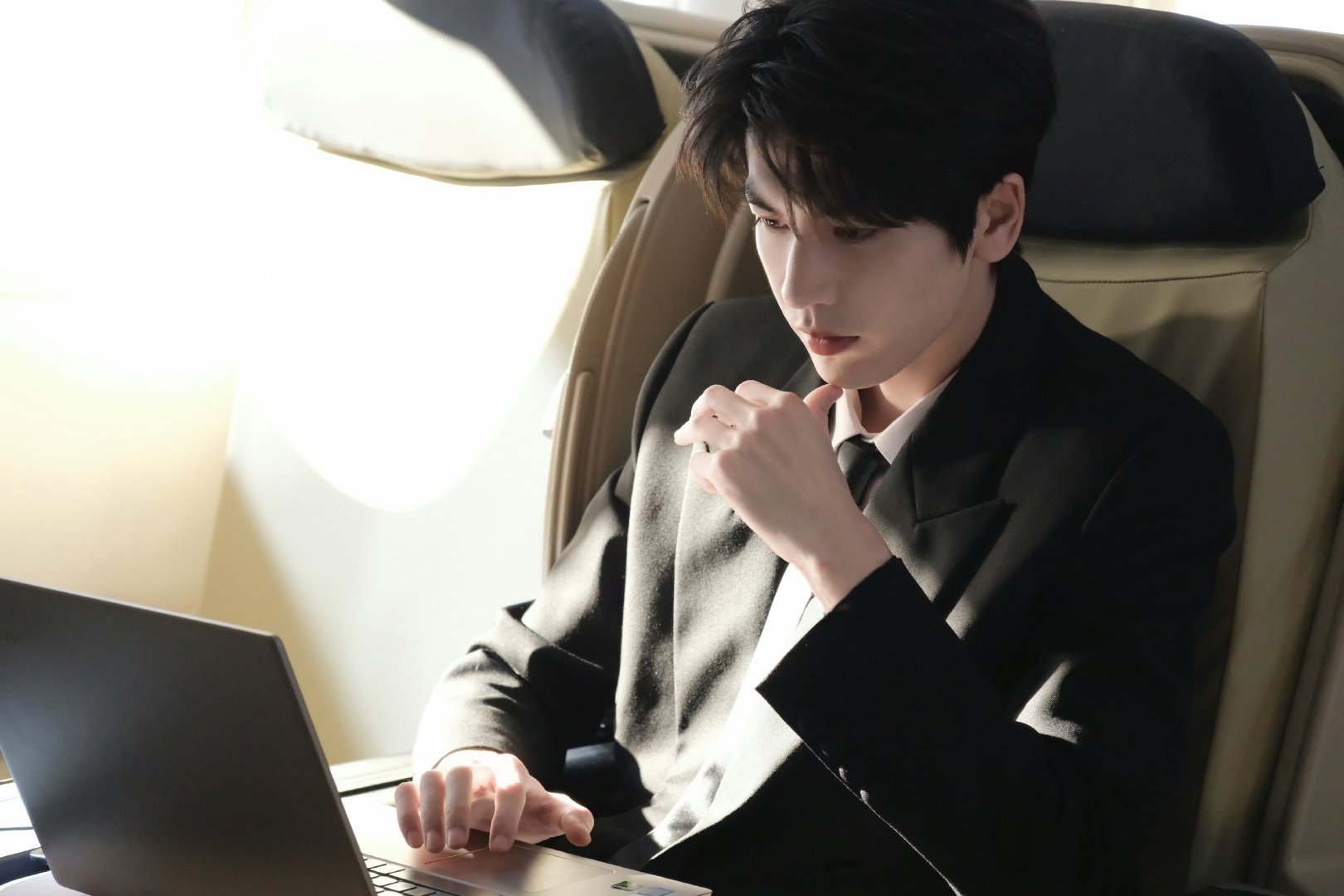 张凌赫请演现偶精英男张凌赫兰蔻镜头 懂事的导演快来递精英好本子小说里的高知精英不