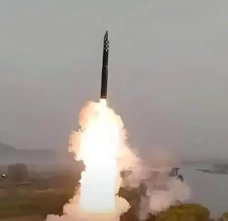 8月12日朝鲜发射弹道导弹，日本防卫相小泉进次郎记者会表态：通过驻北京外交渠道，