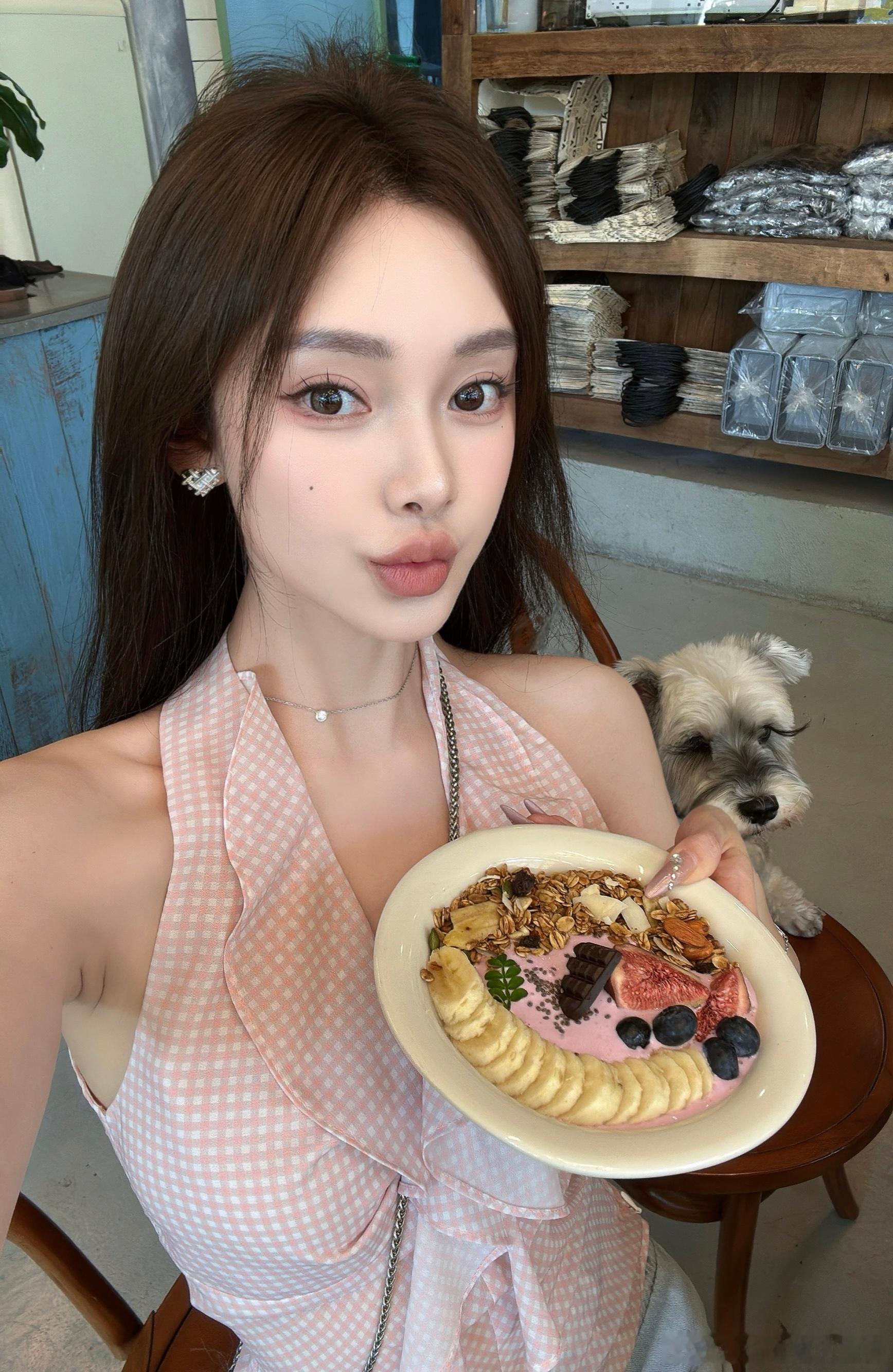 之前用这款面料做了一件长衬衫 拍照的时候觉得不是那个味道 取消掉了改了几版 设计