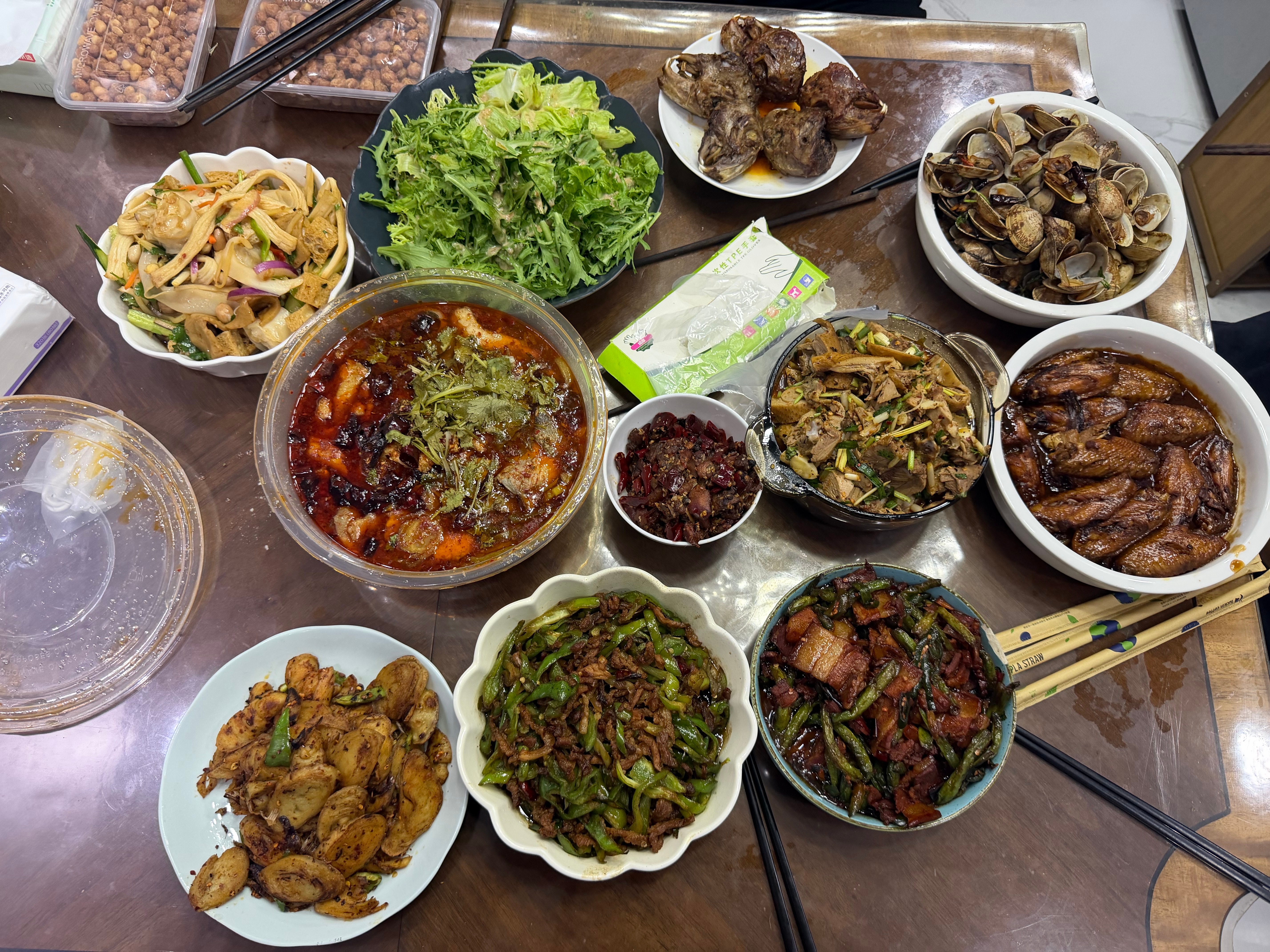 昨天在邻居家狂吃海喝，包忘记带回家了，我到处找结果发现在邻居家。 