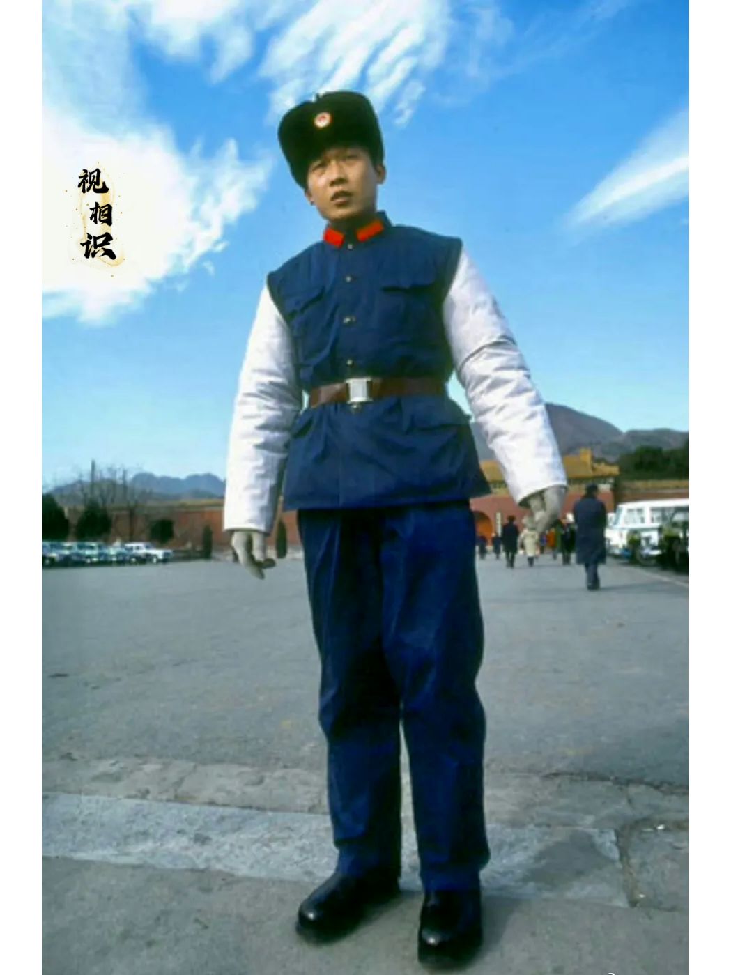 1981年，北京十三陵景区，一名交警正在执勤时的照片，镜头中他穿着蓝色制服，黑色...