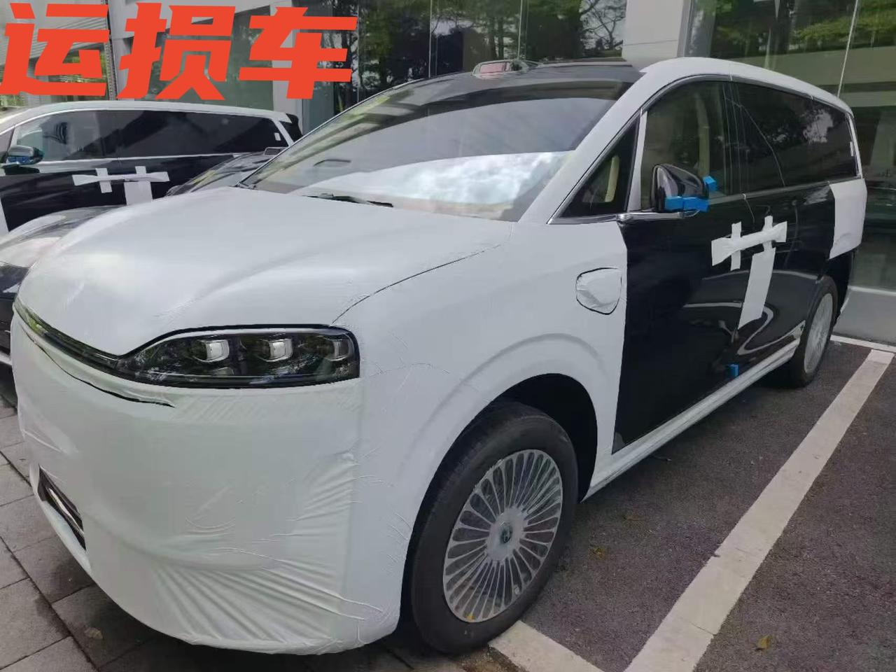 运损鸿蒙智行智界 V 9 车辆指导价：439800元 配置Max+ 增程 七座 