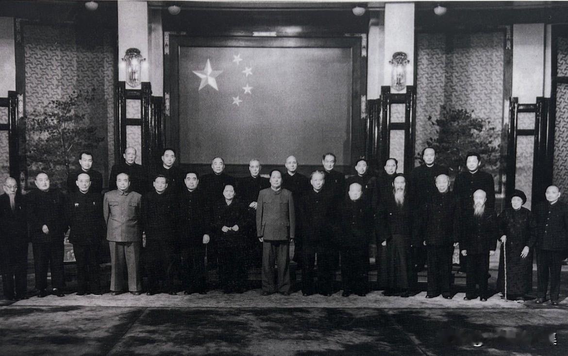 1953年1月13日，中央人民政府委员会第二十次会议决定成立中华人民共和国宪法起