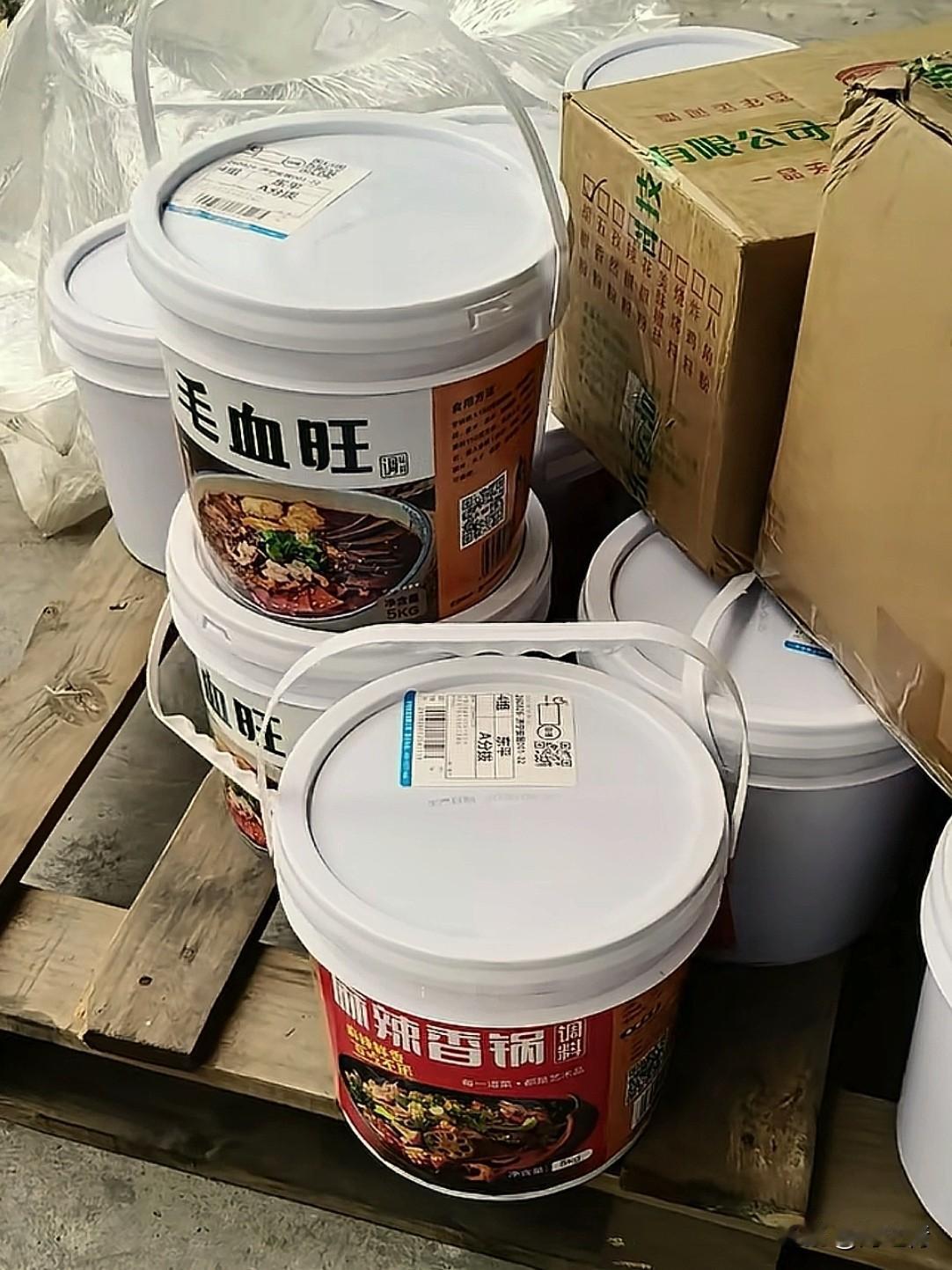 现在预制调料越来越多，看看这一桶一桶的调料，感觉现在这饭店越干越简单，小饭店大厨