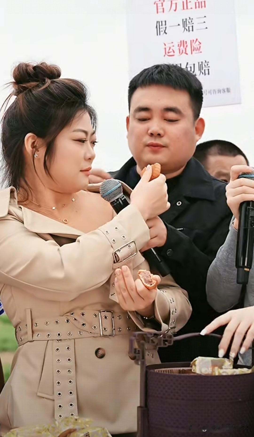 千万网红好粗鲁佳佳直播带货，和丈夫两个人在直播间秀恩爱。
        佳佳在