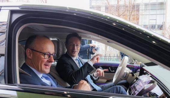 2月26日，德国总理默茨在北京参观了梅赛德斯-奔驰，当他体验中国的高阶智能驾驶系