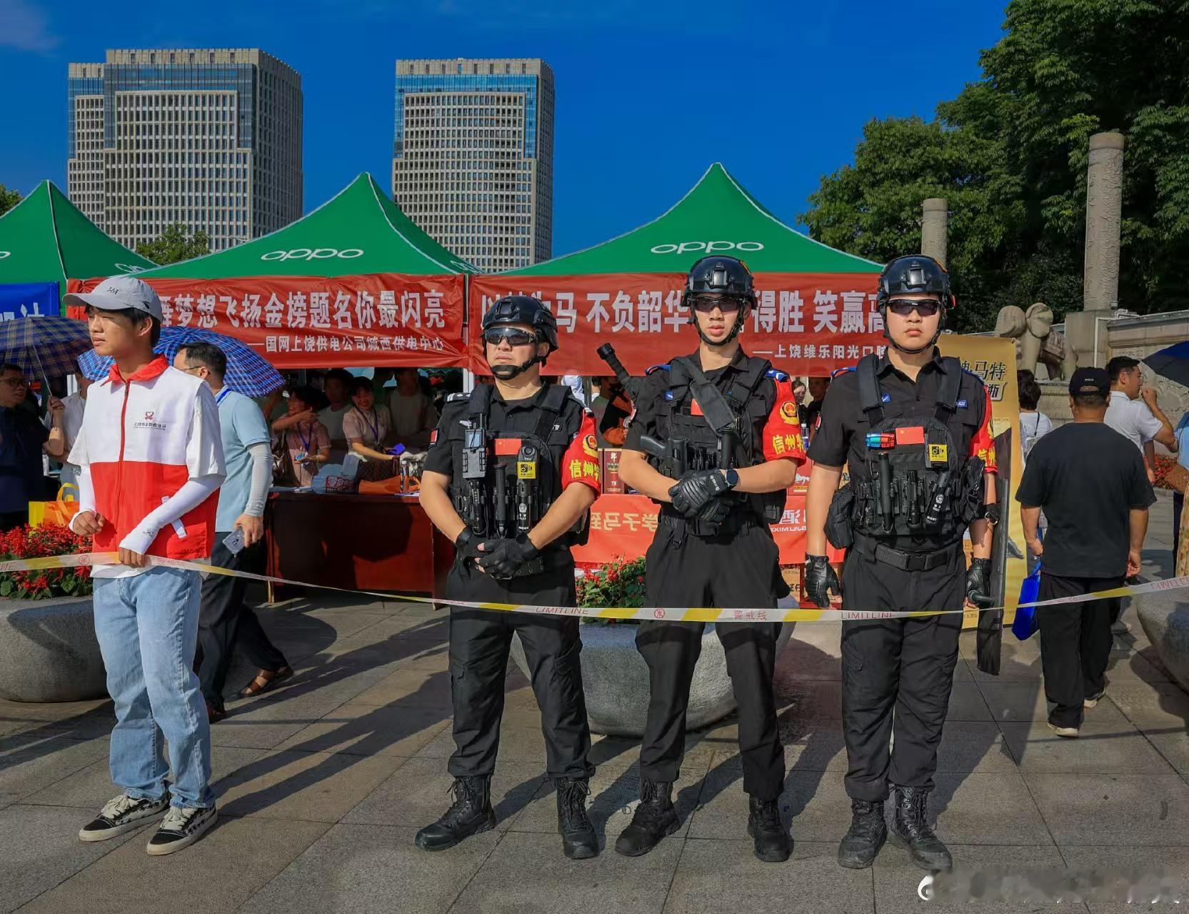 高考高考首日上饶百名警力护航高考 高考首日，上饶中学考点外，涌动着温暖的守护浪潮