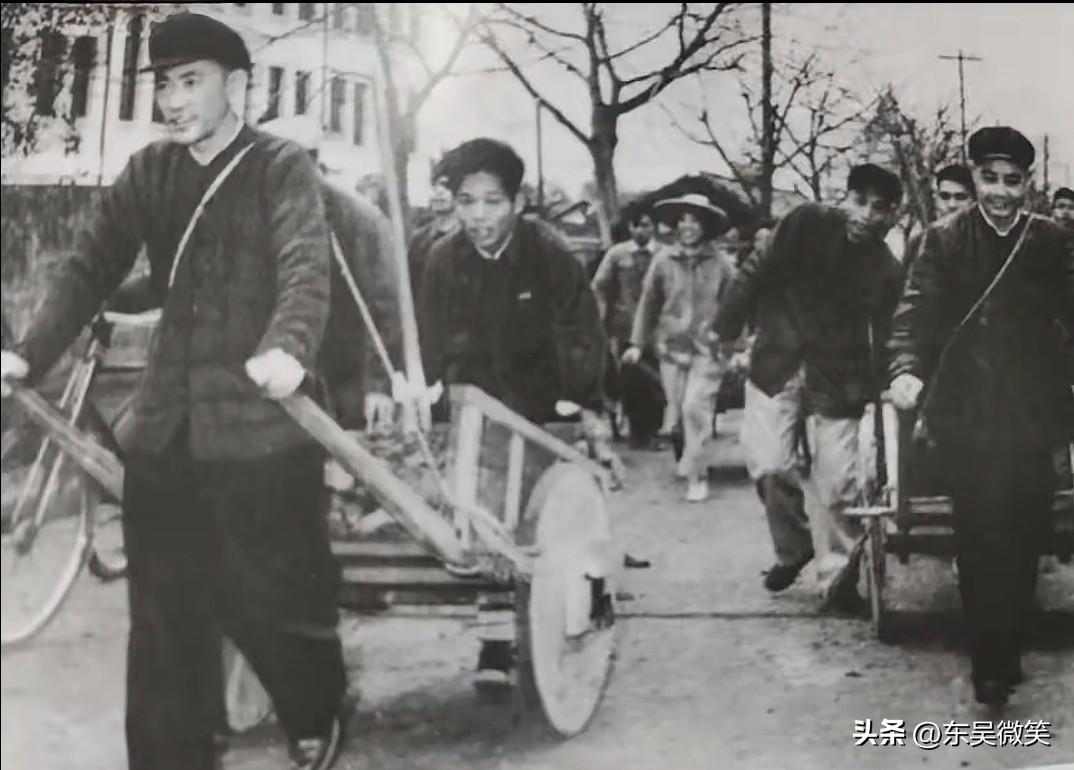这是当年广西壮族自治区主要负责人，刘建勋和伍晋南同志，农忙时节在南宁市郊帮助农民