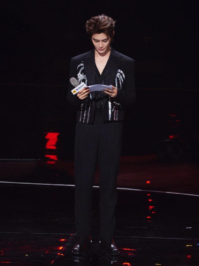 #丁禹兮黑色深V造型#丁禹兮掉落串讲花絮，黑色深V造型好帅呀，代一个现代版慕子期