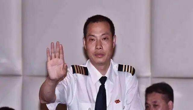 2018年，英雄机长刘传健被川航奖励500万人民币，但是他的妻子邹函却十分沉默，