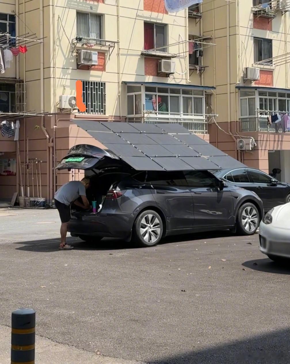 特斯拉车主加装车顶太阳能！我认为：情怀满分，实用性约等于零先说这套改装本身：车主