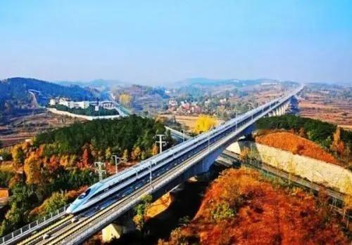 不吹不黑，高铁正面临困境！高铁作为国家名片，近年快速发展，累计通车里程已近五万公