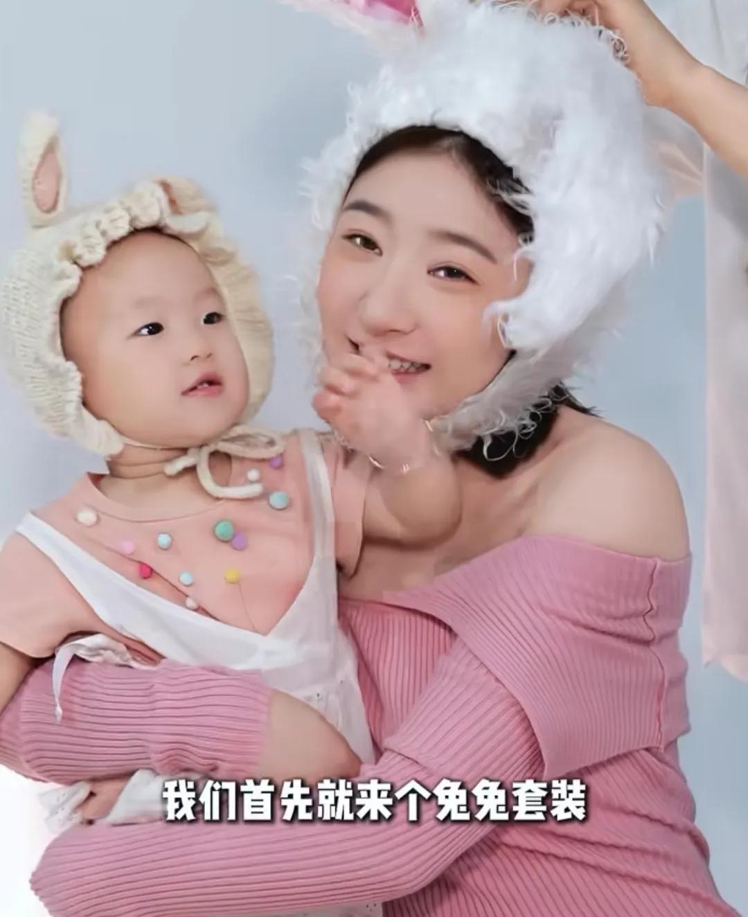 黄一鸣晒出和闪闪补拍的写真，她表示因为之前工作原因，没有给闪闪拍周年照，这次终于