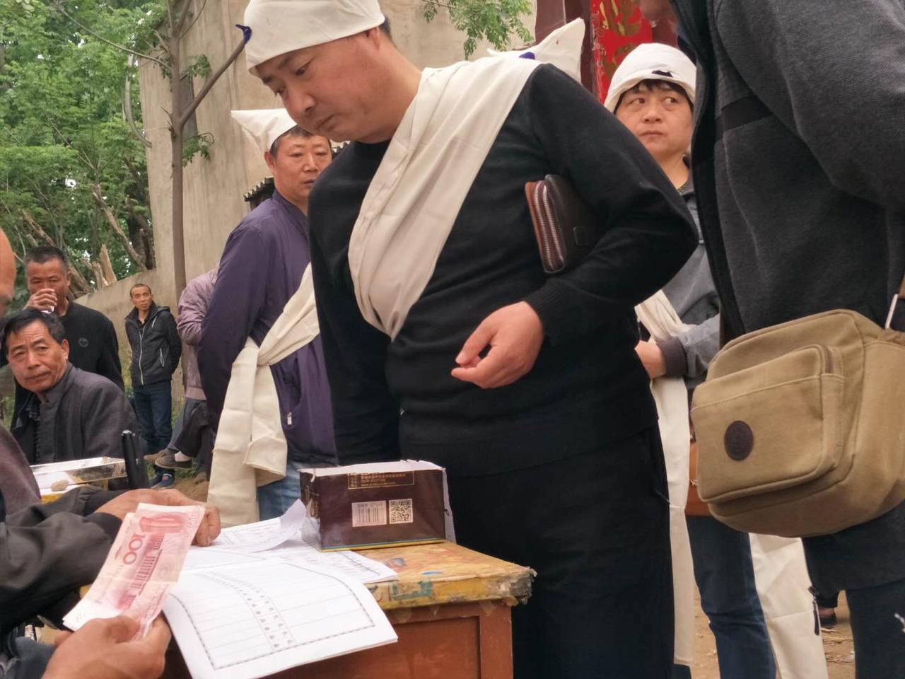 现在我们村的白事，一般就是上30块钱或是50块钱。
谁家的白事都有一本账，别人家