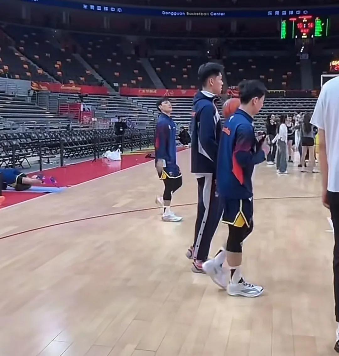 广东VS山东。
邱彪带队来广东，忙里偷闲去一趟家里，东莞有他的住房，忙活一阵，走