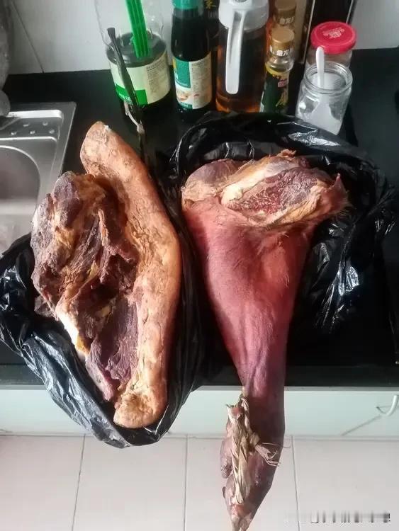 被老公拎着这两块腊肉回来惊到了，头一次看到这么大块的腊肉，我问他，你从哪里搞到这