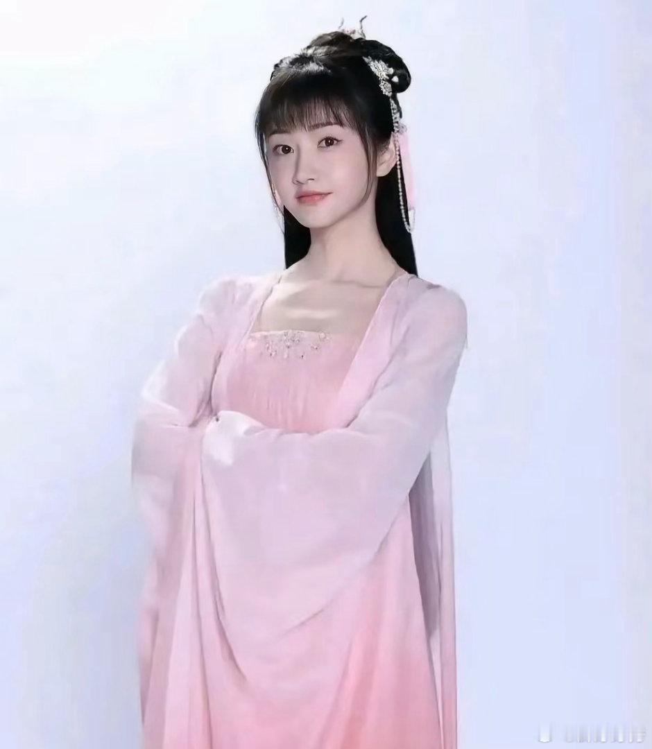 当年《沉香如屑》原定的女主是景甜，她和成毅的定妆照都拍好了，最后却是杨紫来救场，