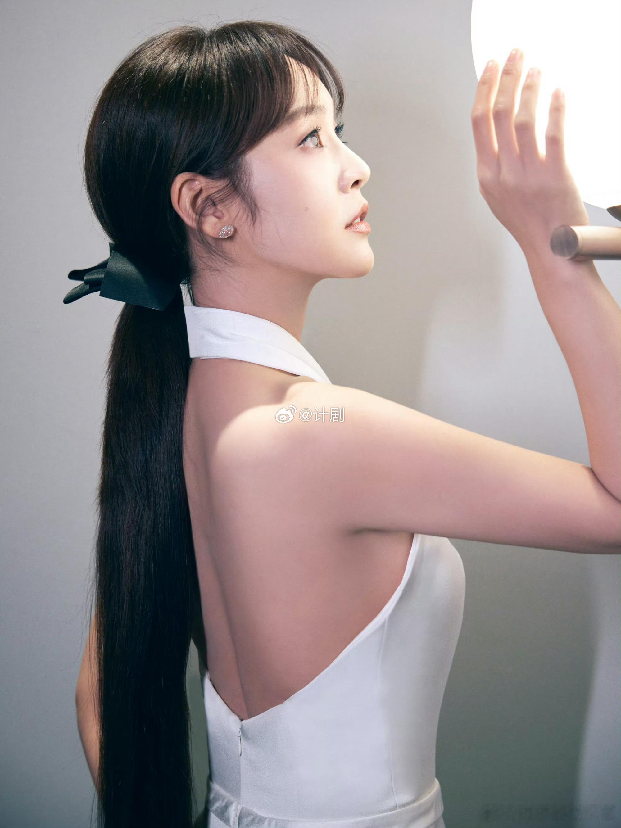 张佳宁好明媚的杀青状态 治愈系笑容大概就是这样的吧，干净又有力量。期待新剧，也期