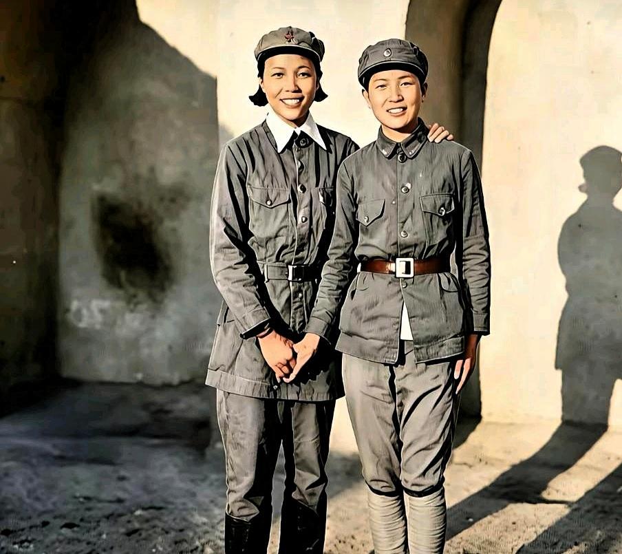 1937年，蔡畅与回族女干部在延安合影。