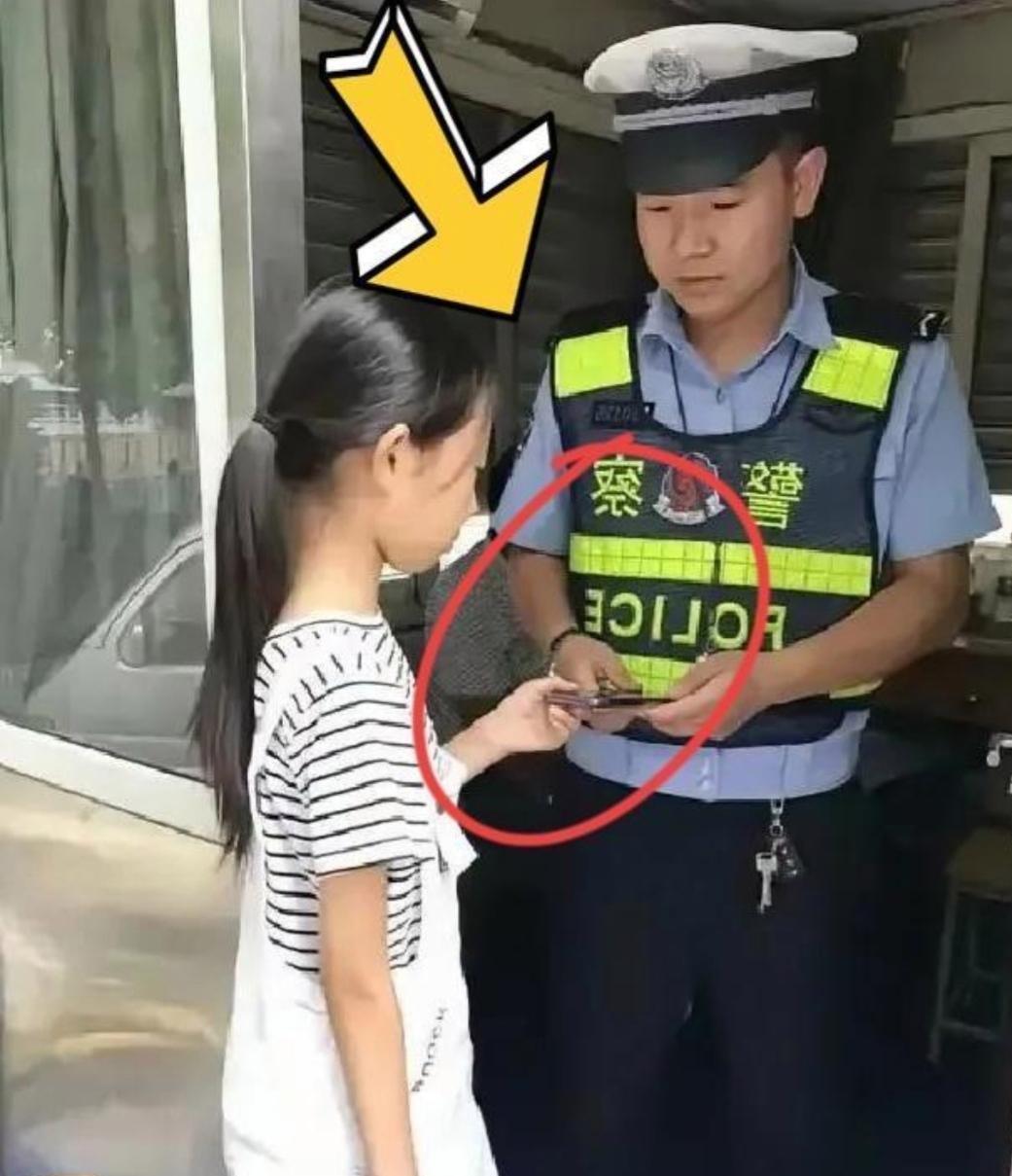 南京，一小学生捡到手机主动交到交警岗亭，失主取回手机时意外发现女孩走路一瘸一拐，
