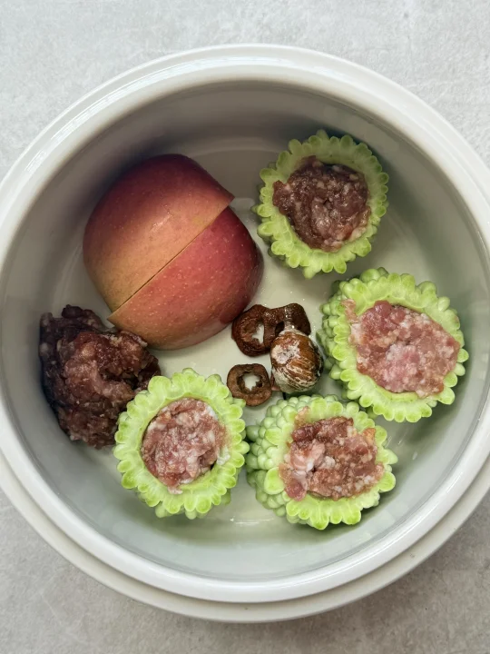 苦瓜苹果瘦肉盅🥣清爽又回甘！